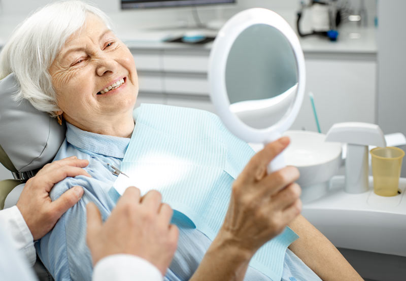 Rentnerin im Zahnarztstuhl